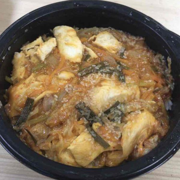 Poulet bulgogi, kimchi et riz cuisiné